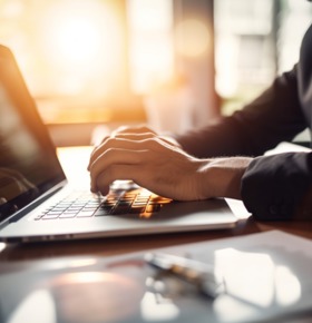 Imagen persona escribiendo en portatil